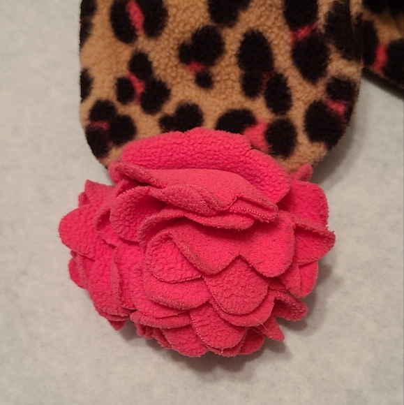 Leopard print hat and matching scarf with pink flower detail - Picture 6 of 6